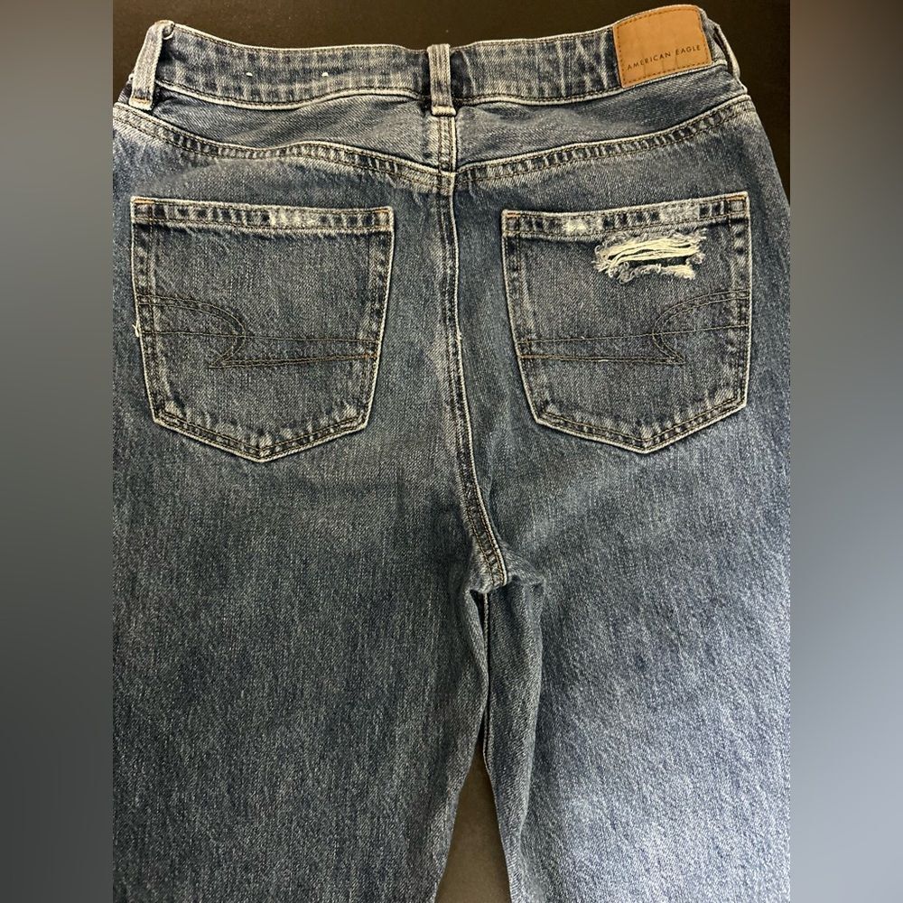 American Eagle Outfitters distressed Blue Mom Jeans Size 4 long - Picture 5 of 6